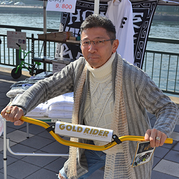 11月13日（日）に千葉県蘇我市フェスティバルウォーク蘇我にて、「第7回ジェットフェスティバル」が開催。WE SUPPORT GOLD RIDER 水上オートバイのハンドルを持って撮影　賛同者のみなさんの写真。