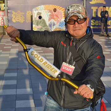 11月13日（日）に千葉県蘇我市フェスティバルウォーク蘇我にて、「第7回ジェットフェスティバル」が開催。WE SUPPORT GOLD RIDER 水上オートバイのハンドルを持って撮影　賛同者のみなさんの写真。