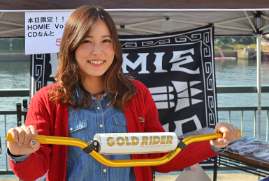 11月13日（日）に千葉県蘇我市フェスティバルウォーク蘇我にて、「第7回ジェットフェスティバル」が開催。WE SUPPORT GOLD RIDER 水上オートバイのハンドルを持って撮影　賛同者のみなさんの写真